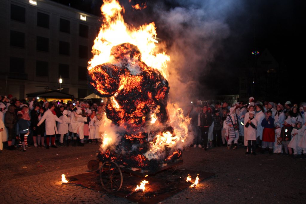 Bögverbrennung nach dem Hemdglonkerumzug