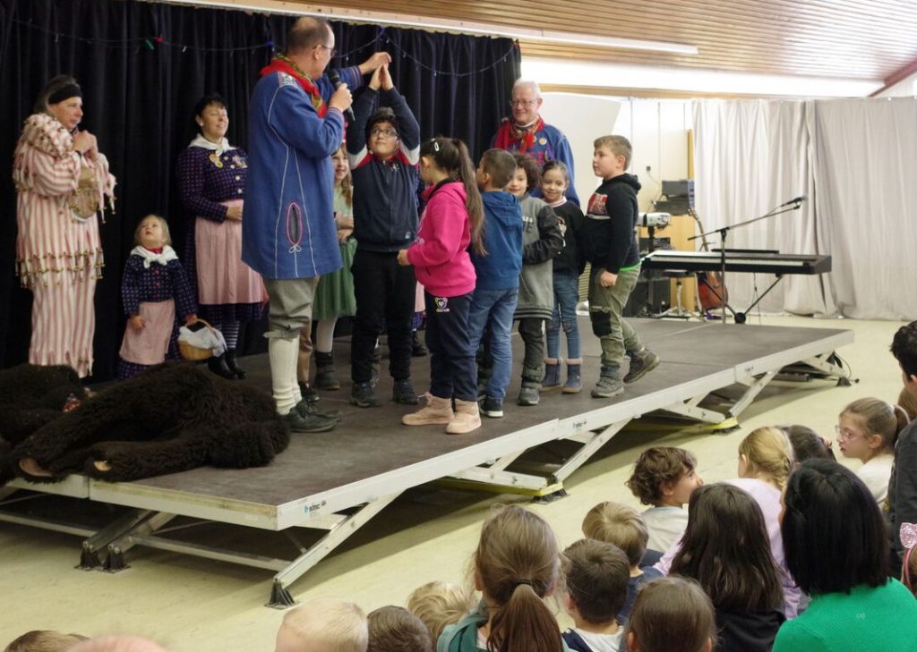 Besuch der Poppele-Zunft in der Schillerschule Foto: Oliver Fiedler