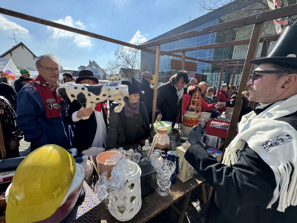 Schnäppchenjäger beim Billige Jakob