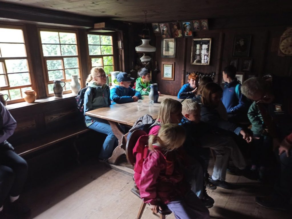 Poppele-Jugend Ausflug Oktober 2025 - alle hören gespannt zu